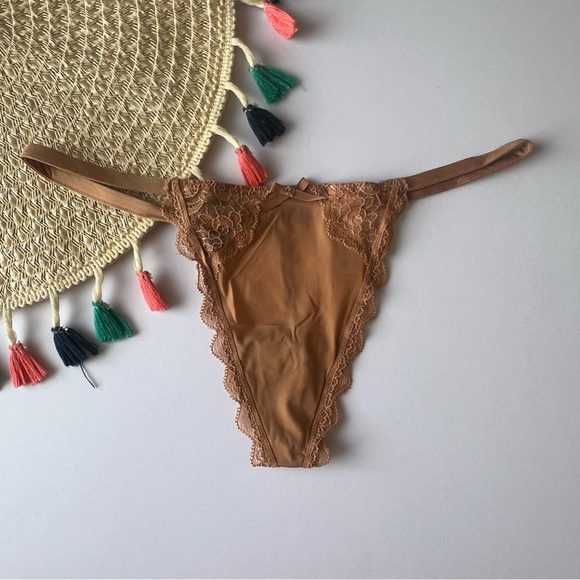 Victoria's Secret Dream Angels Lace-Trim V-String Panty Beige M NEW - Picture 1 of 7
